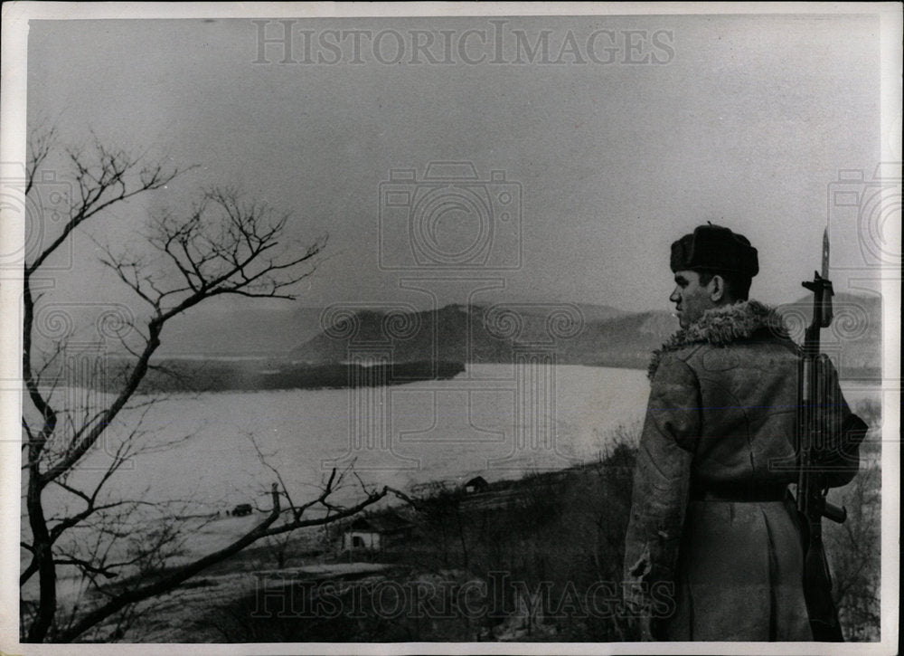 1969 Press Photo Soviet Sentry Red China Russia Soldier - Historic Images