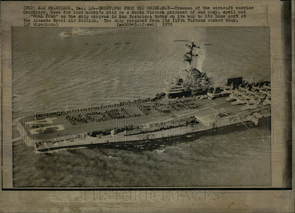 1971 Press Photo Oriskinay Crewmen spell &quot;Noel Pows&quot; - Historic Images