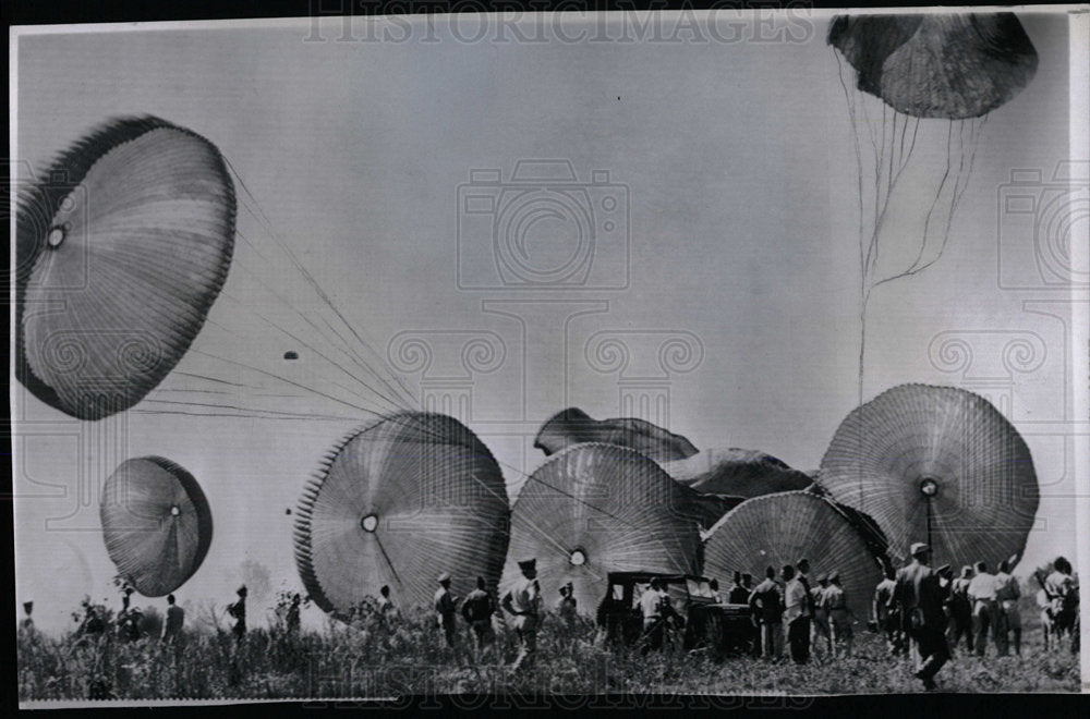 1959 Press Photo Parachute Truck lands Ballooning Army - Historic Images