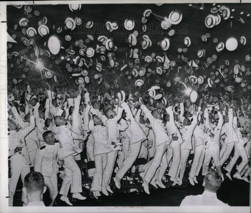 1962 Press Photo U.S.NAVAL ACADEMY GRADUATES MIDSHIPMEN - Historic Images