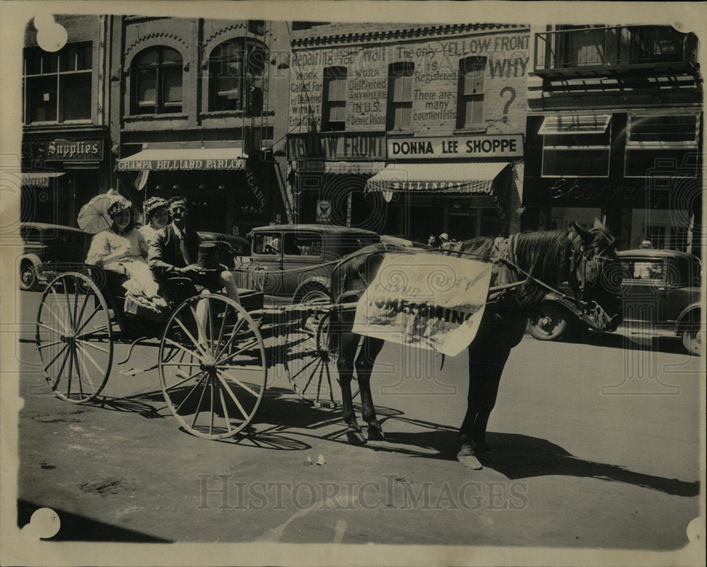 1934 Press Photo Gary Mare Dobbin Gaily Denver Traffic - Historic Images