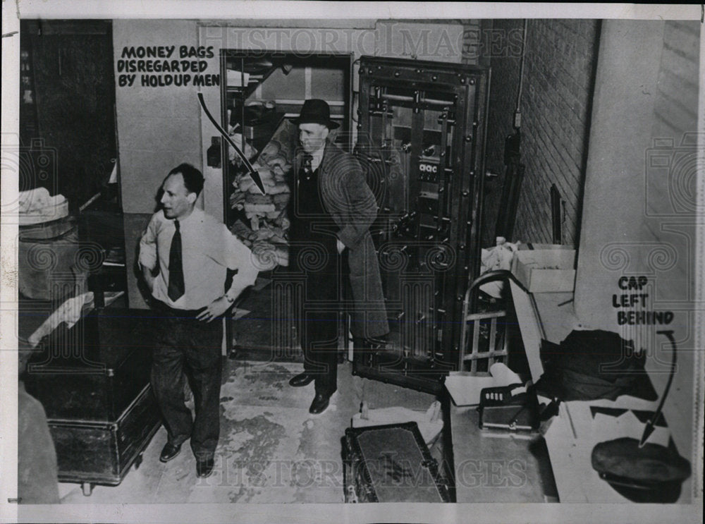 1956 Main vault room guards looted trussed - Historic Images