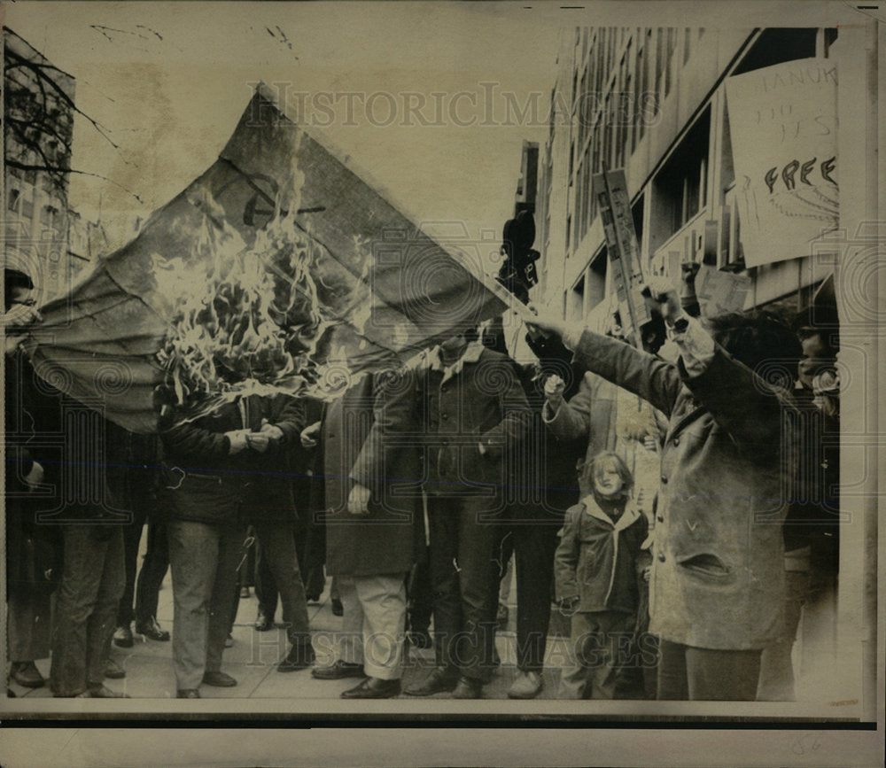 1970 Press Photo Demonstrators Washington Soviet Flag - Historic Images