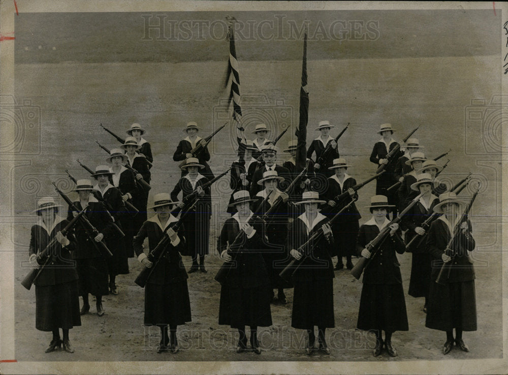 1968 Press Photo Navy Rifle toting yeomen Women Vintage - Historic Images