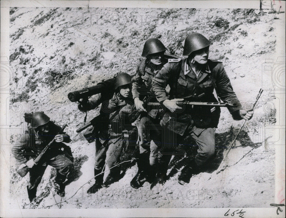 1960 Press Photo Soviet troops Maneuver weapons lose - Historic Images