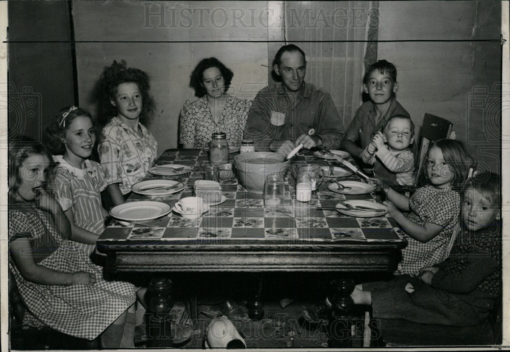 1943 Press Photo Draft Board tries to call Edwin C Cole - Historic Images