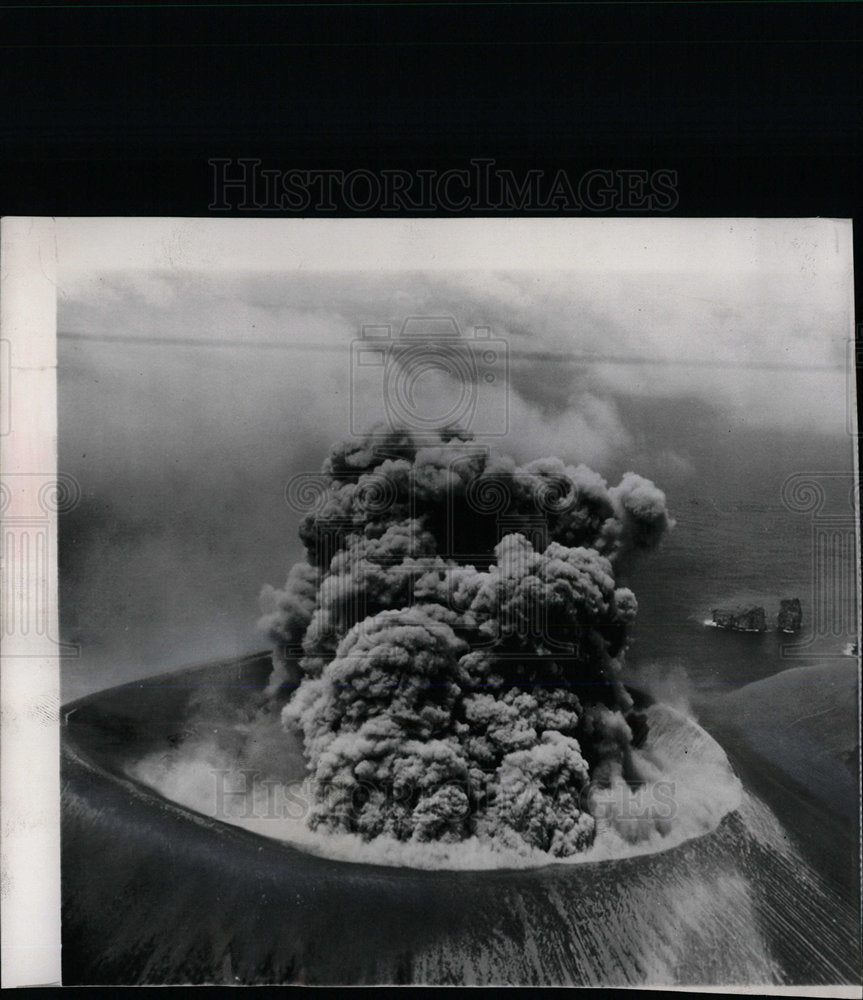 1952 Press Photo Smoke Clouds Puff Active Volcano - Historic Images