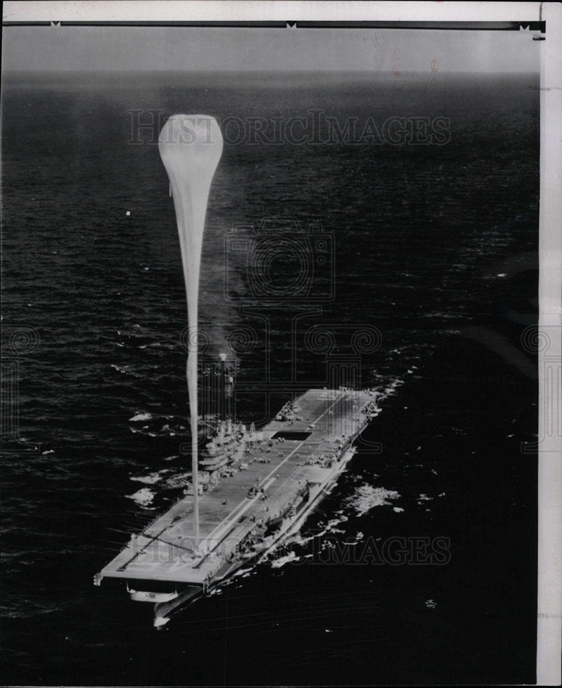 1960 Press Photo Skyhook Balloon Uss Valley Forge navy - Historic Images