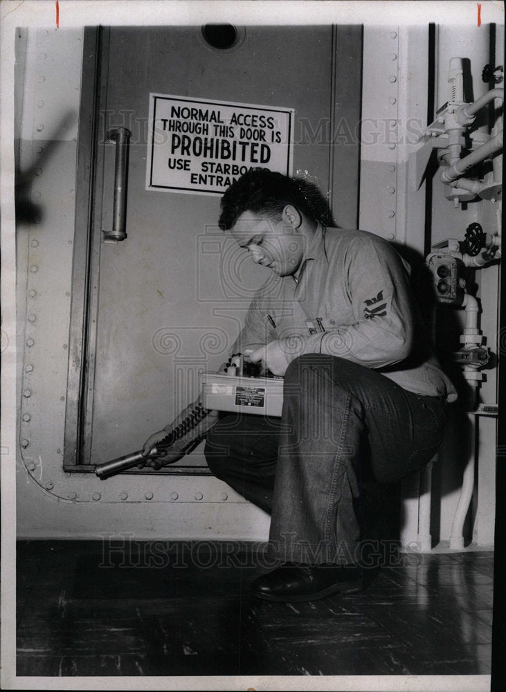 1967 Press Photo USS radioactivity Thomas navy engineer - Historic Images