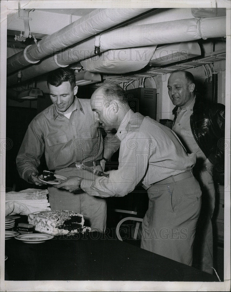 1952 Press Photo Paul Gray U.S. S. Essex cuts cake - Historic Images