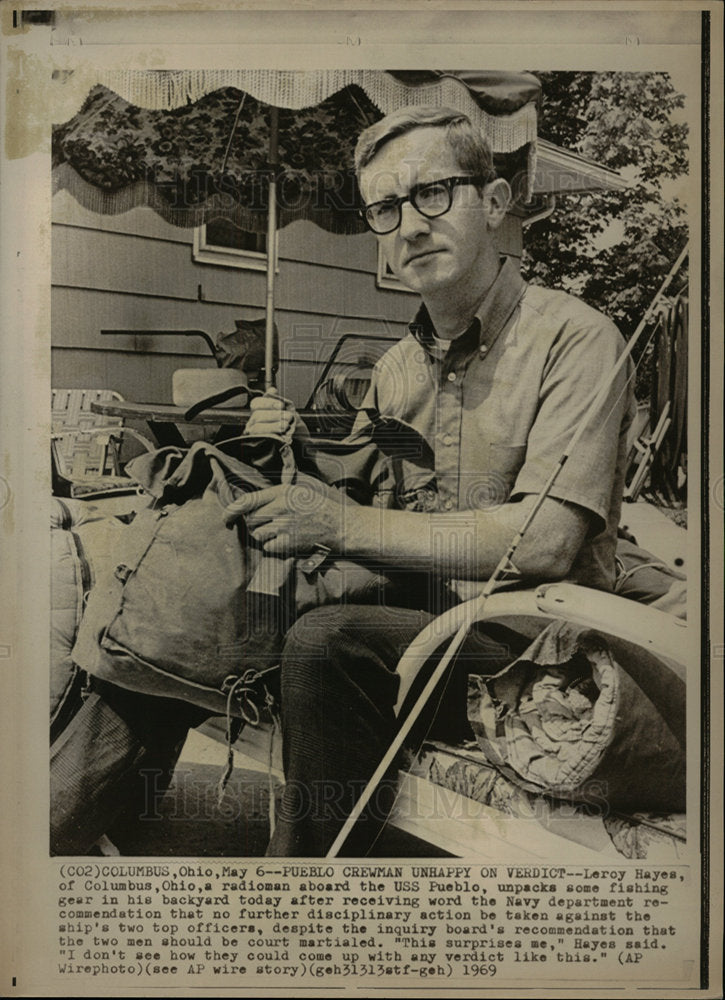 1969 Press Photo Leroy Hayes Unpacks Fishing Gear - Historic Images