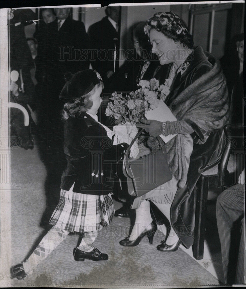 1958 Press Photo Loraine Present Queen Mother Elizabeth - Historic Images