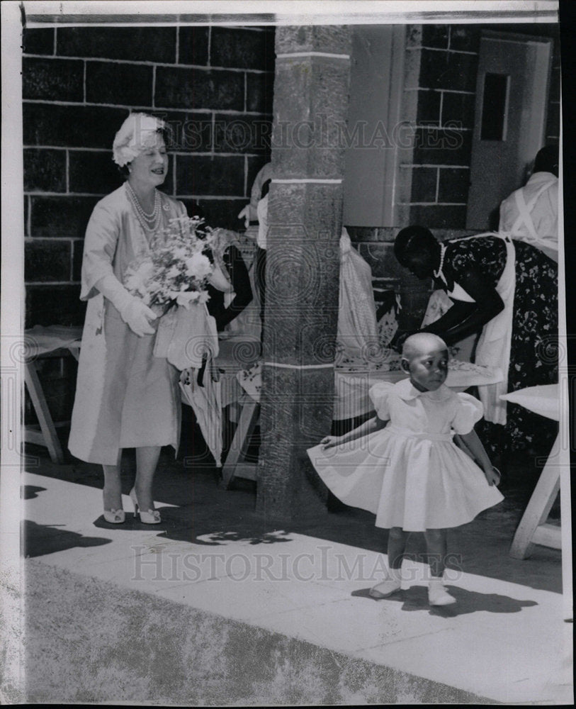 1959 Press Photo Child Presents England&#39;s Queen With Fl - Historic Images