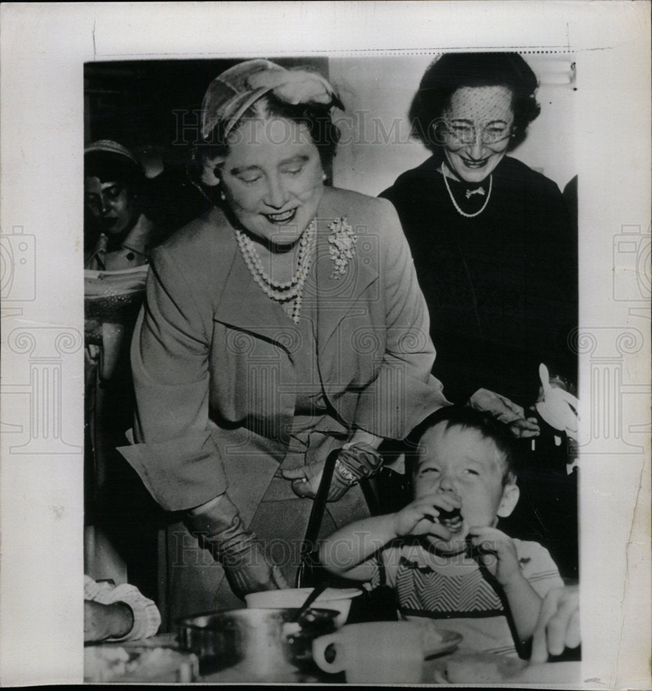 1954 Press Photo Queen Elizabeth The Queen Mother Child - Historic Images