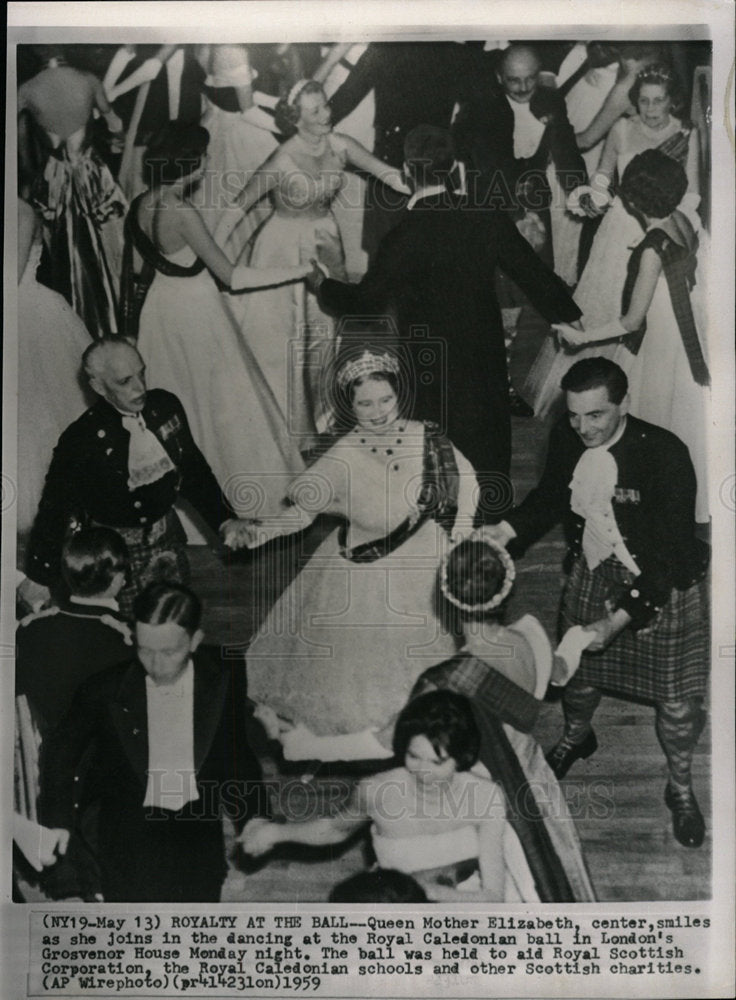 1959 Press Photo Queen Mother Elizabeth Caledonian Ball - Historic Images