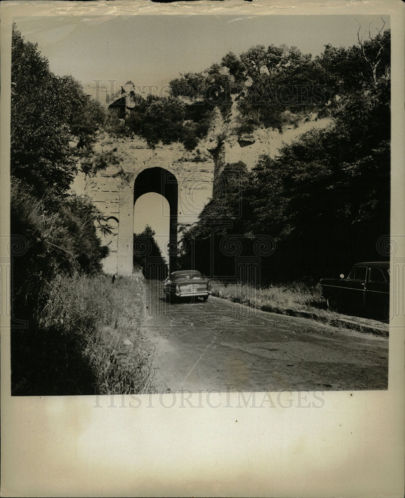 1965 Press Photo Arco Felice Cuma Italy Vehicle - Historic Images