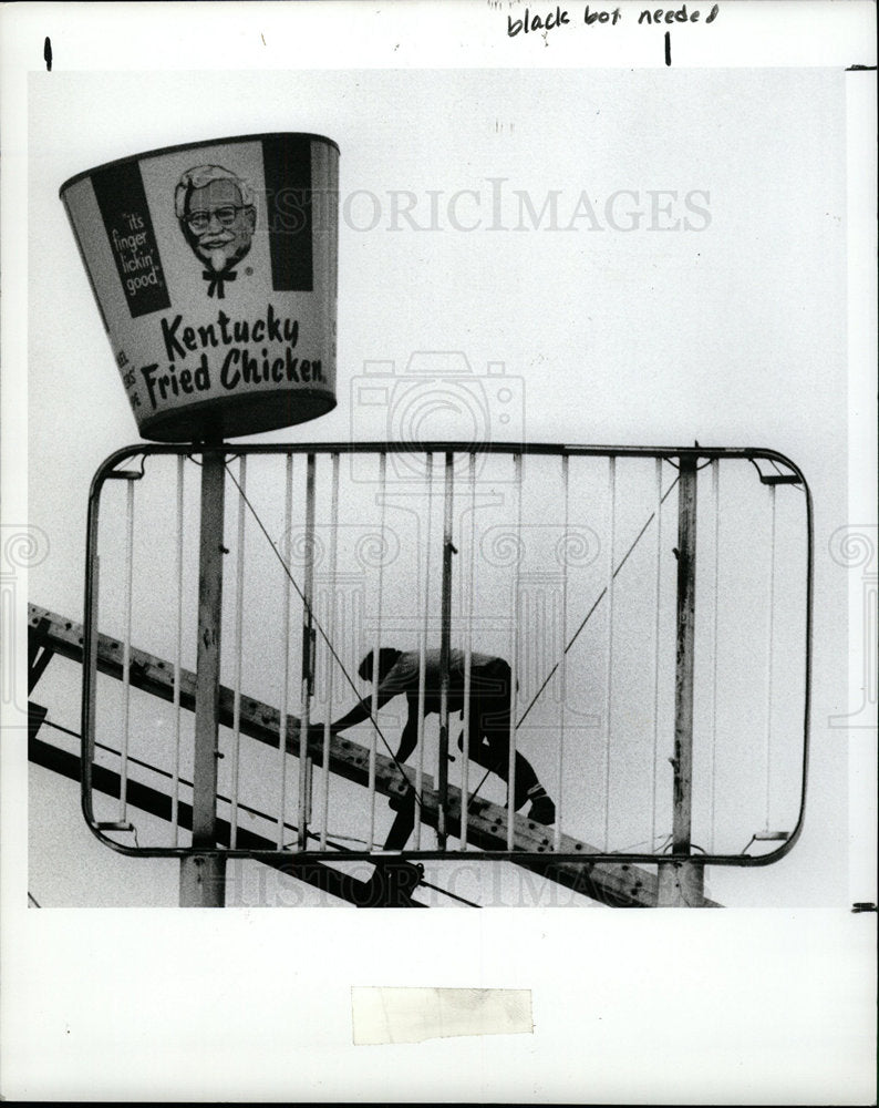 1991 Press Photo John Diesman Kentucky Fried Repair - Historic Images