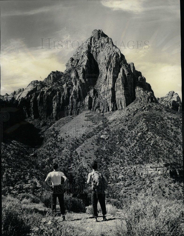 1947 Press Photo Zion National Park Entrance Watchman - Historic Images