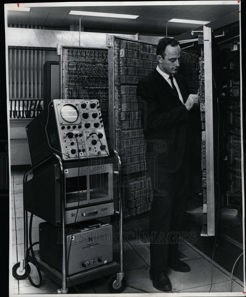 1966 Press Photo Equipment in Combat Operations Center - Historic Images