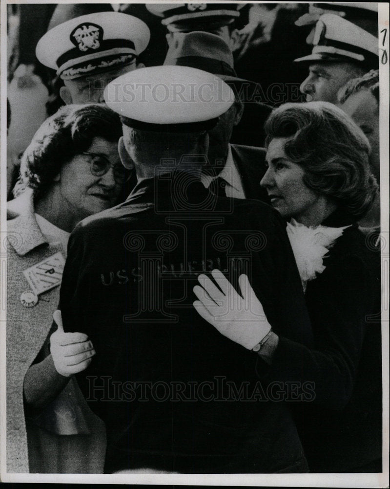 1969 Press Photo Lloyd Bucher Duane Hodges Mother Korea - Historic Images