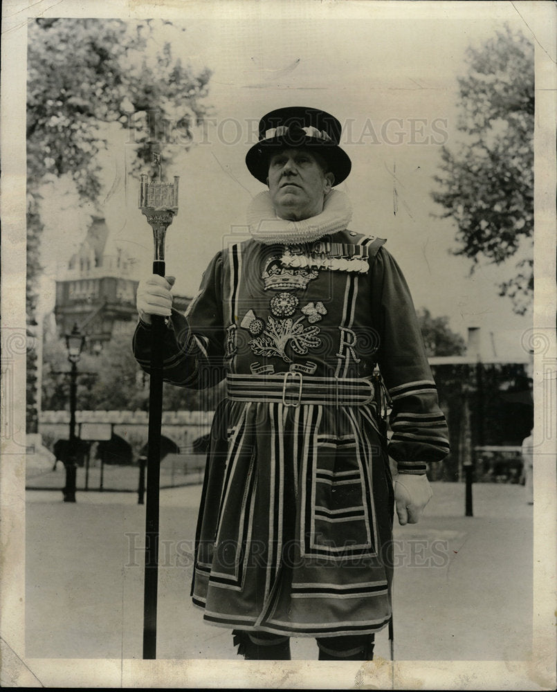 1960 Press Photo Beefeater Tower London Guardian - Historic Images