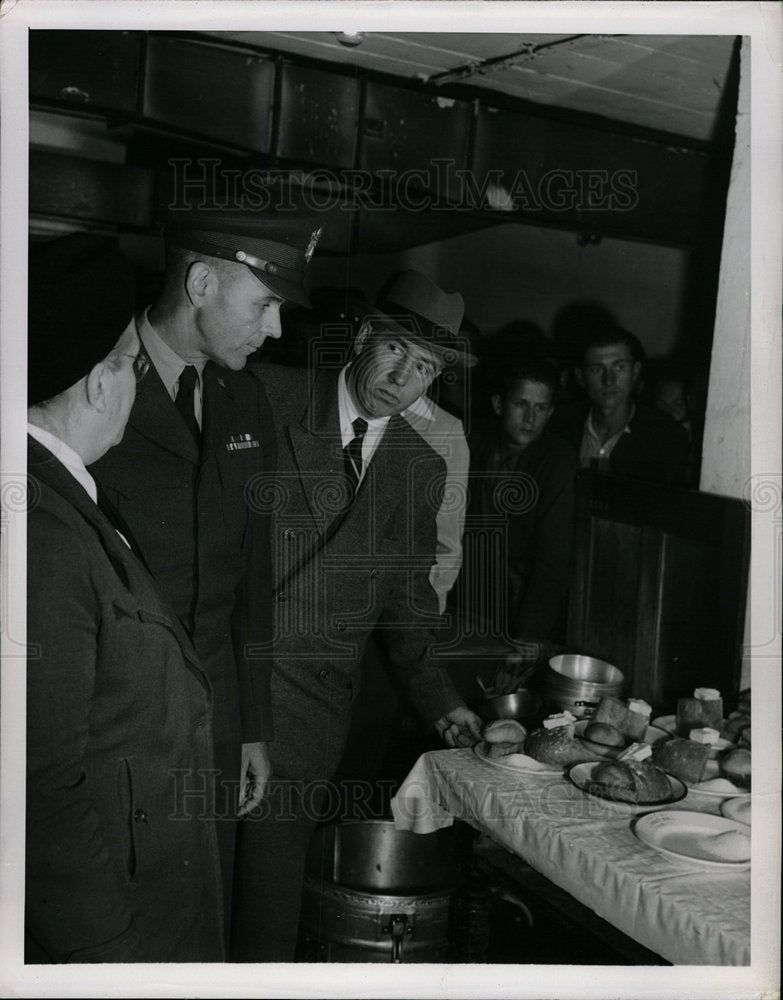 Press Photo Maxwell Taylor US Berlin Commandant Refugee - Historic Images