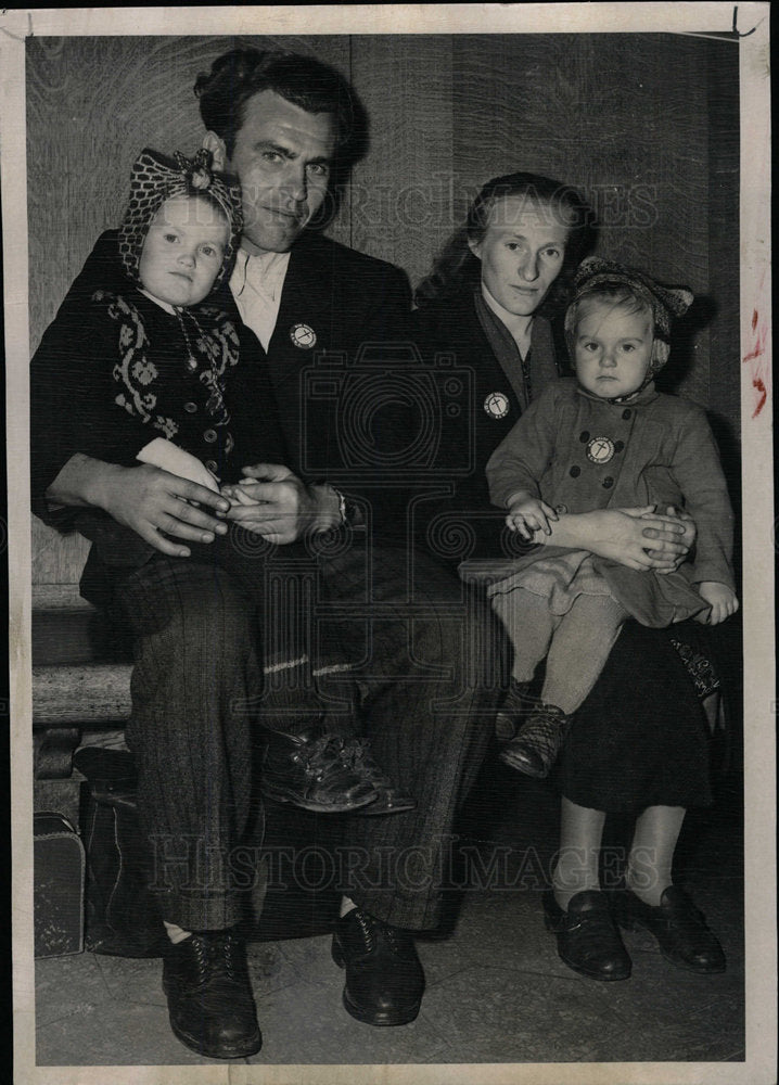 1951 Press Photo Denver Wais Family Displaced Catholics - Historic Images