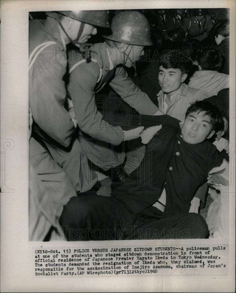 1960 Press Photo Protestors Demand Ikeda Resignation - Historic Images