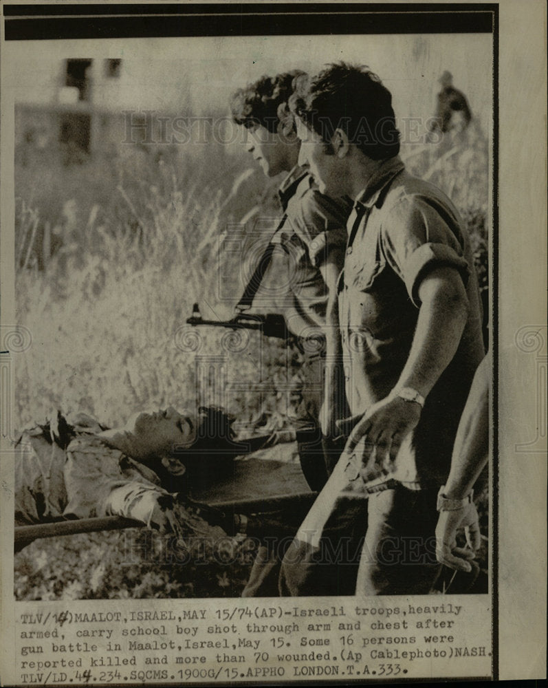 1974 Press Photo Israeli War Wounded Boy Maalot Army - Historic Images