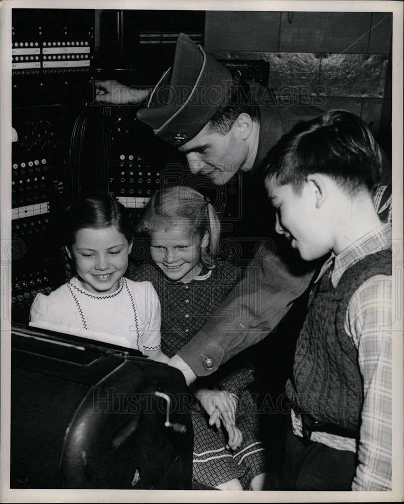 1954 Press Photo Cpl Fred Hanlon Demonstrates Teletype - Historic Images