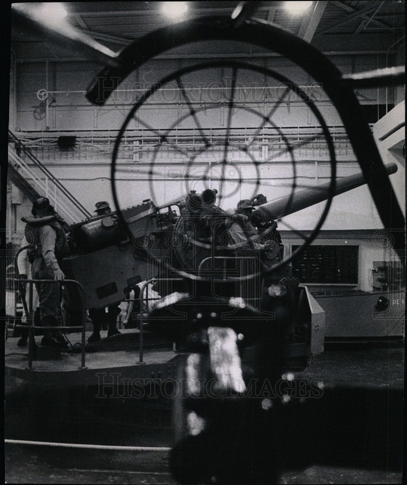 1969 Press Photo Naval Reservist Five-inch Gun Exercise - Historic Images