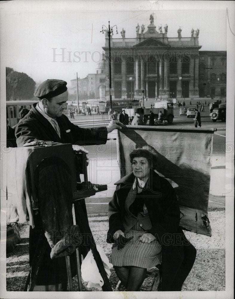 1956 Press Photo Tourist Blocks Statue Out Of Picture - Historic Images