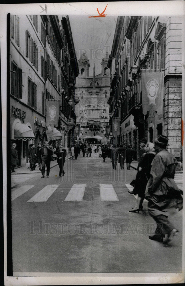 1965 Press Photo Rome Traffic Blackout Attracts Shopper - Historic Images