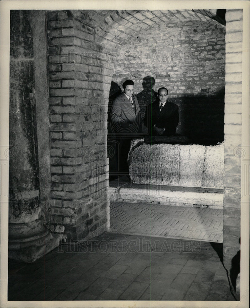 1948 Press Photo Old Tomb Air Raid Shelter War Tourists - Historic Images