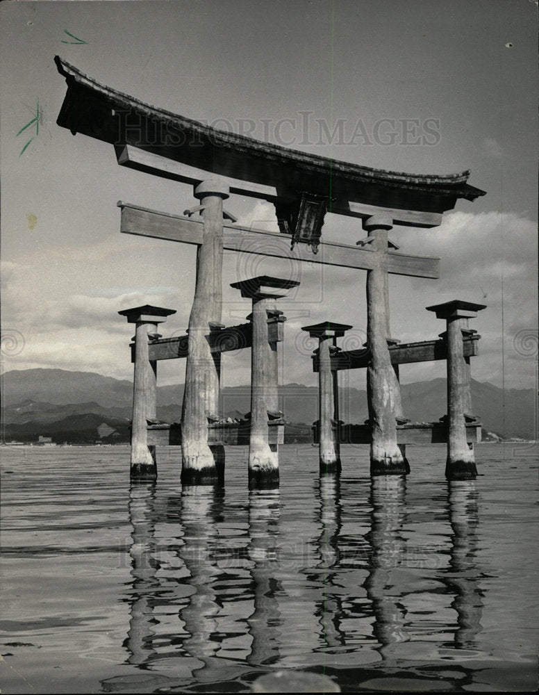 1976 Press Photo Vermillion Torii Gate Near Hiroshima - Historic Images