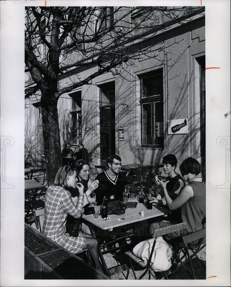 1970 Press Photo Vienna Students Break Sidewalk Cafe - Historic Images