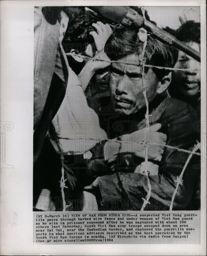 1964 Press Photo Vietcong Guerrilla Prisoner Compound - Historic Images