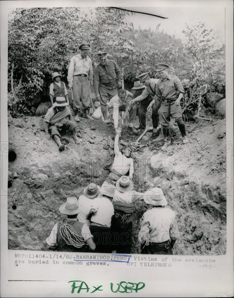 1962 Press Photo Ranrahirco Peru Avalanche Victim Grave - Historic Images