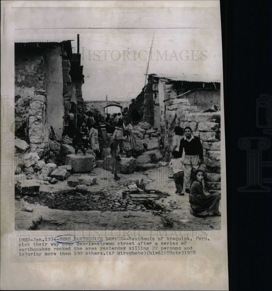 1958 Press Photo Peru Earthquake Victime Survey Damage - Historic Images