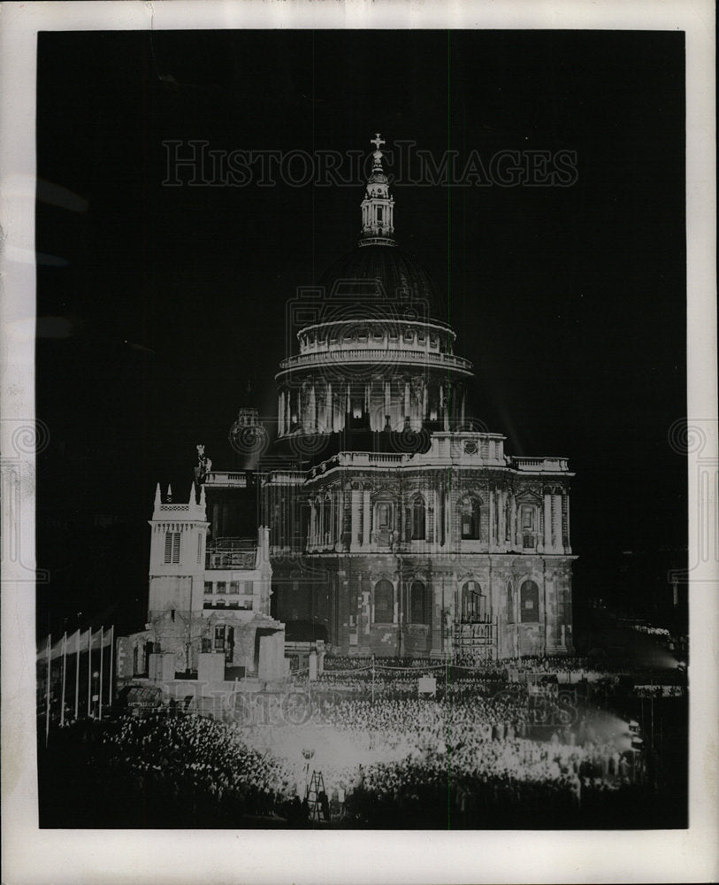 1951 Press Photo Singers Around St Paul&#39;s Cathedral - Historic Images