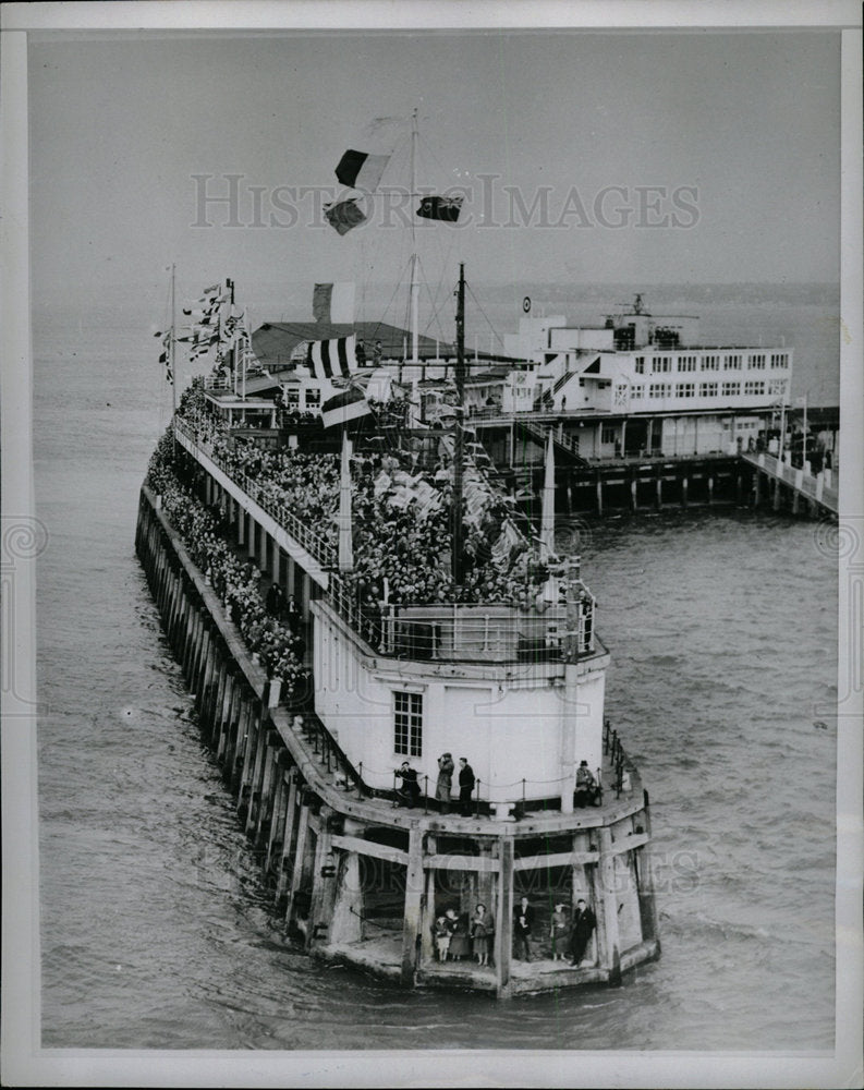 1954 Press Photo crowd greets Royal Yacht Britannia - Historic Images