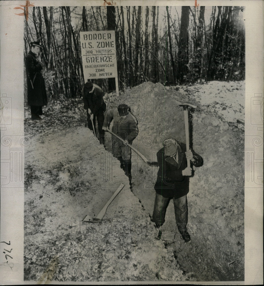 1949 Press Photo German Police Supervise Trench Digging - Historic Images