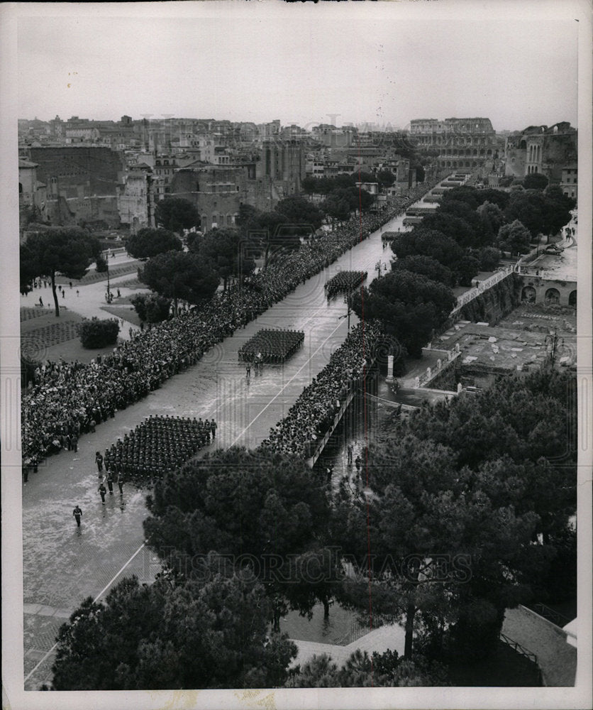 1953 Press Photo Rome Italy Via Dei Fori Imperiali Army - Historic Images