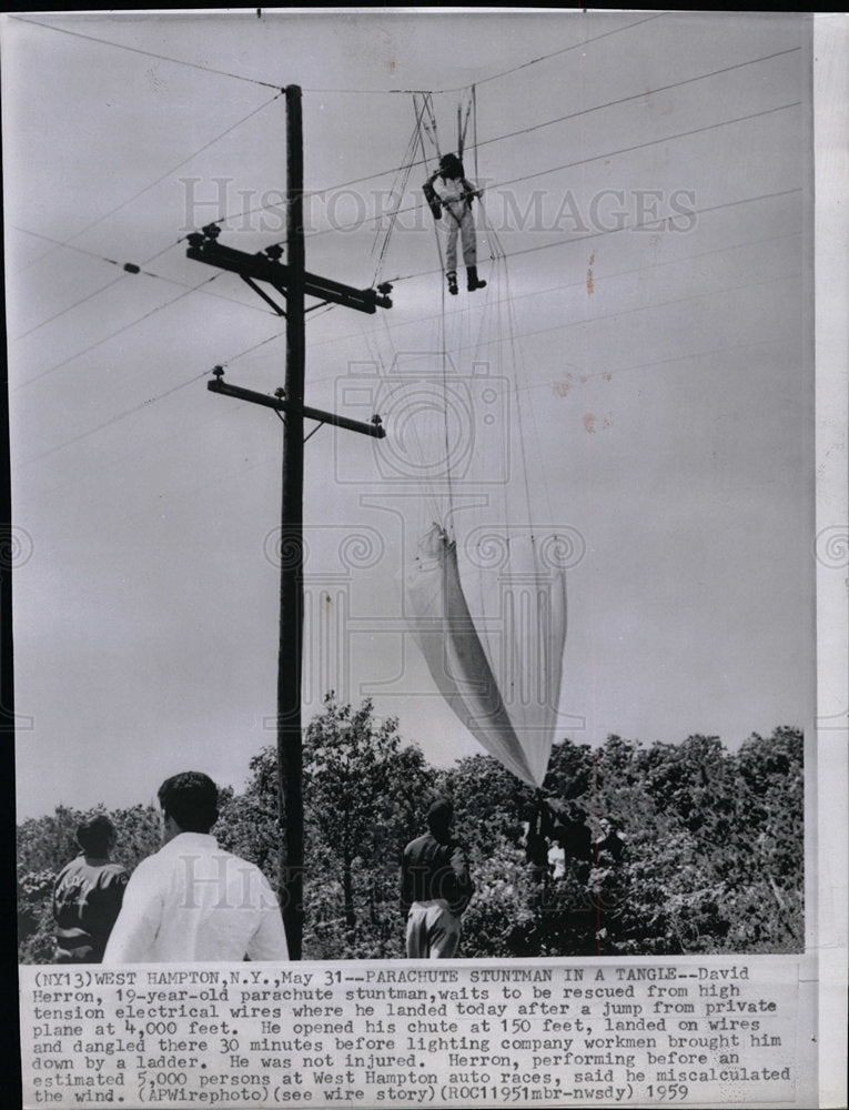 1959 Press Photo Parachutist David Herron Rough Landing - Historic Images