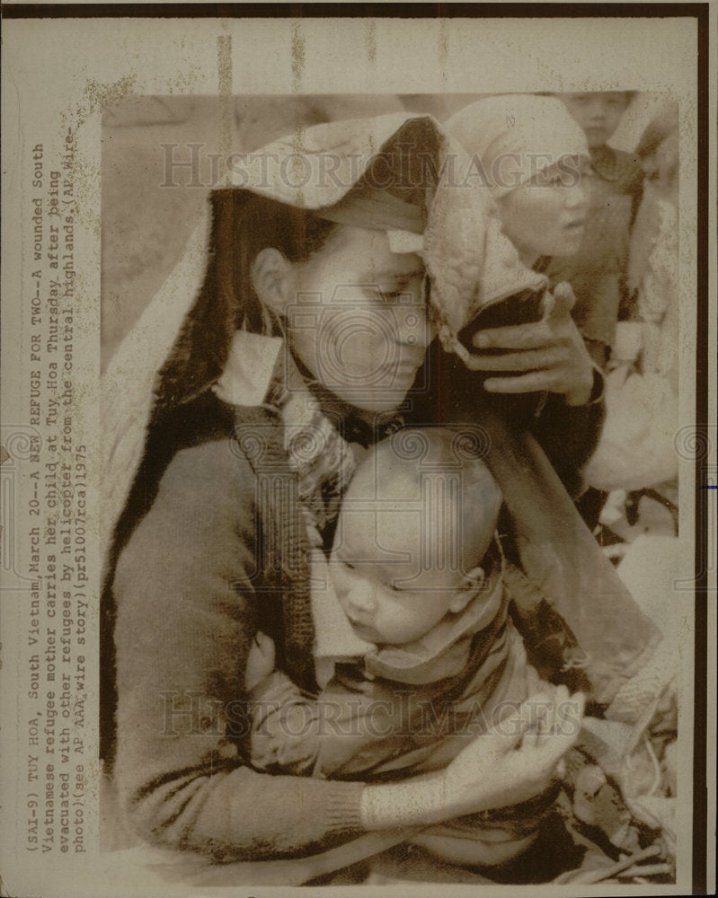 1975 Press Photo Vietnamese Refugee Mother w/ her child - Historic Images