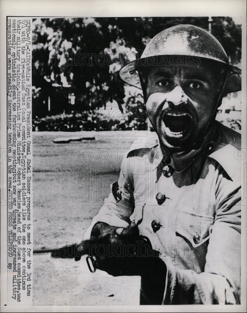 Press Photo Egyptian Soldier Cairo Suez Canal Meeting - Historic Images