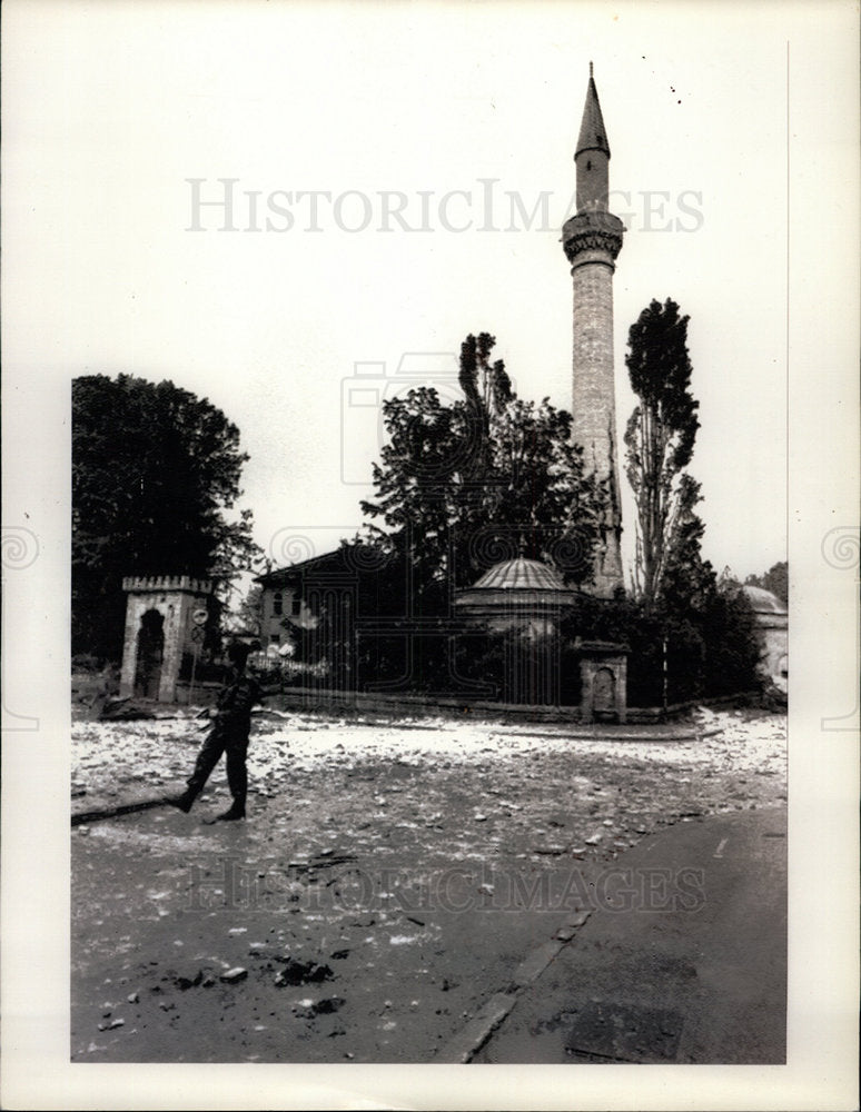 1993 Press Photo Bosnia Serb Soldier Bombed Mosque - Historic Images