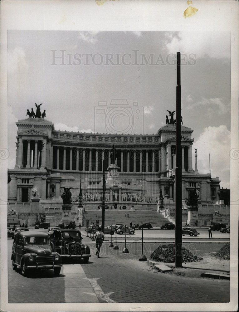 1955 Press Photo Trolley Line Poles Rome Piazza Venezia - Historic Images