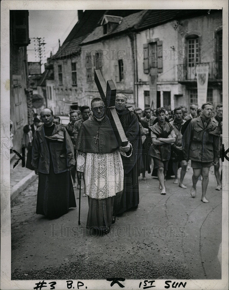 1946 Press Photo Cross Being Carried to Belgium - Historic Images