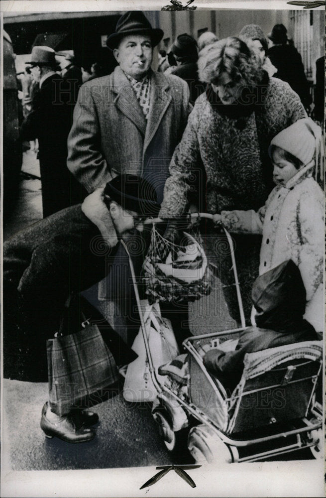 1964 Press Photo Russia Family Berlin Wall Pass Holiday - Historic Images